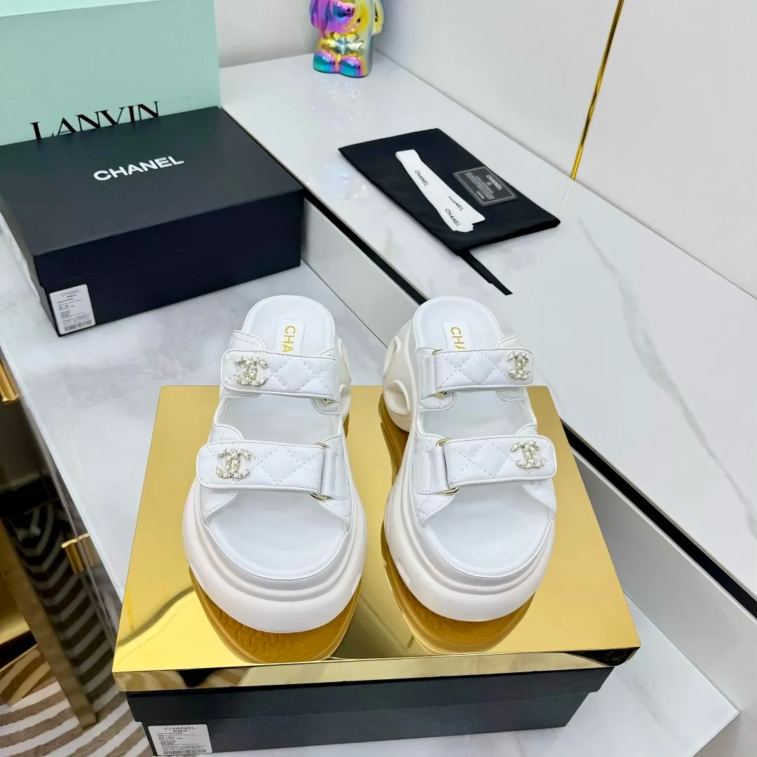 👟👟Ex-factory price 680👟👟 Top version... Chanel｜Chanel Xiaoxiang Velcro Beach Slippers Slippers Casual Beach Shoes 25ss Spring and Summer New Style! Beach shoes are a hit all over the internet! The latest model from the counter, I am still willing to buy it on my feet. It must be ranked among the most popular models. It is invincible in all seasons. Various bloggers and Internet celebrities can see the matching styles. Highly recommended. Pearlescent sheepskin upper, sheepskin lining, suede for feet. Original open-molded TPU outsole size: 35-40 (customized for 40 and 41). Full set of original packaging 👉 👉 👉 👉 👉